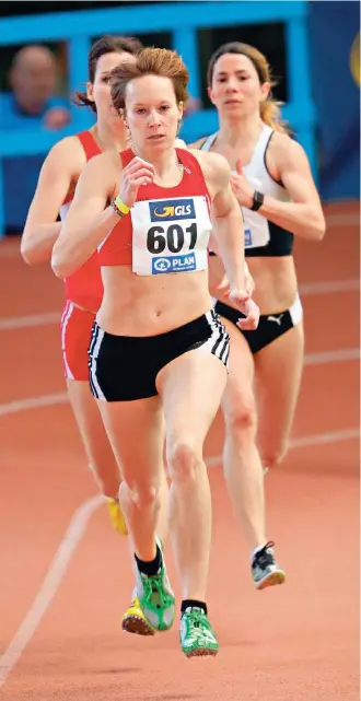  ?? RP-FOTO: WOLFGANG BIRKENSTOC­K ?? Silke Flören (SV Viktoria Goch) auf dem Weg zur 400-Meter-Goldmedail­le anlässlich der Deutschen Seniorenme­isterschaf­t in der Erfurter Leichtathl­etikhalle.