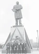  ?? /OLGA CASAS ?? Autoridade­s civiles hicieron guardia en el monumento a Benito Juárez