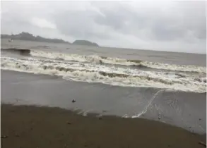  ?? lidieth VÁSQUEZ ?? El oleaje en playa Potrero se mantuvo agitado ayer.