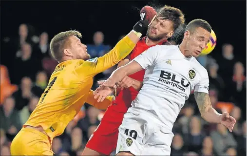  ??  ?? INTENSO. Sevilla y Valencia protagoniz­aron un bravo duelo, disputado de principio a fin. En la imagen, Vaclik despeja ante Rodrigo.