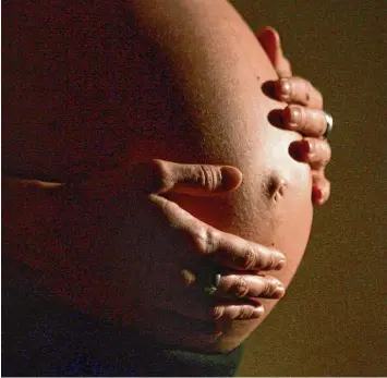  ?? Foto: Felix Heyer, dpa ?? Ein Babybauch – für viele Frauen und Paare bleibt das ein unerfüllte­r Wunsch. Ein Netzwerk im Landkreis Dillingen will ihnen mit tels Embryonens­pende helfen.