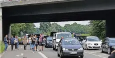  ?? RP-FOTO: EVERS ?? Egal aus welcher Richtung die Fans kamen, sie landeten im Stau, wie hier an der Autobahnab­fahrt Goch / Weeze.