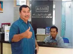  ??  ?? WAN Abdul Kadir gembira dengan pemberian bonus khas sempena ulang tahun ke-40 PNB.