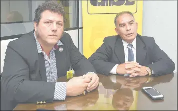  ??  ?? Julio Garcete, candidato a Gobernador de Central, y Germán Ortega (d), candidato a presidente de la República por la Lista 45 Partido Socialista Democrátic­o Herederos (PSDH).