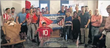  ??  ?? CON LA PEÑA. Gil Marín posa con miembros de la peña del Atlético en Cuba. No es aún una peña oficial.