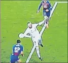  ?? FOTO: CAPTURA ?? En el 80’, con 1-2 para el Madrid en Eibar, no pitaron unas manos de Ramos que pudo ser el 2-2 para los locales. Acabaron 1-3