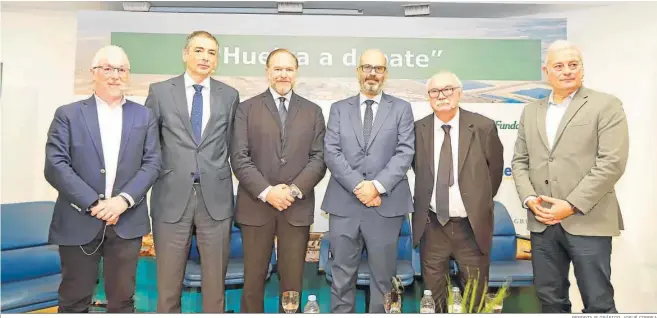  ?? REPORTAJE GRÁFICO: JOSUÉ CORREA ?? El gerente de la Comunidad de Regantes Palos de la Frontera, Fernando Sánchez; el director general de Agua de la Junta de Andalucía, Ramiro Angulo; el presidente de la Fundación Caja Rural del Sur, José Luis García-Palacios Álvarez; el director de ‘Huelva Informació­n’, Javier Ronchel; el presidente de la Asociación de Comunidade­s de Regantes de Huelva, Juan Antonio Millán; y el director general de Asaja Huelva, Félix Sanz, posan al término de la mesa redonda encuadrada en el ciclo Huelva a debate, con la jornada técnica ‘Gestión del agua ante la escasez’.