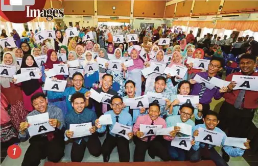  ?? PIC BY ADI SAFRI ?? 1. Straight-A students of SM Sains Muar with their Sijil Pelajaran Malaysia results in Johor yesterday.