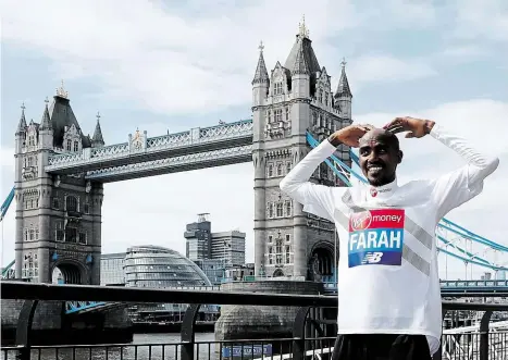  ?? Foto: Reuters ?? Mobot je zpátky Legendární atlet Mo Farah předvádí před London Bridge své typické gesto zvané „mobot“. Jeden z nejlepších běžců na dlouhých tratích v dějinách nyní startuje kariéru maratonce a první velký test přijde v neděli – právě v britské...