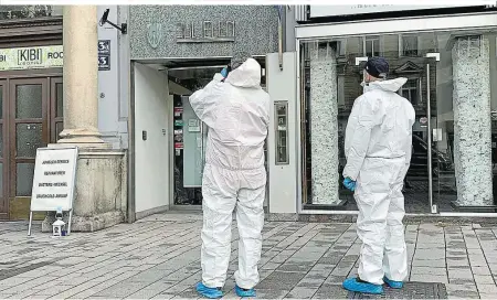  ??  ?? Im Eingang vor dem Geschäft in Wien-Landstraße wurde der 74-jährige Berthold S. am Mittwoch ermordet aufgefunde­n
Prozess.