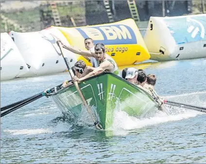  ?? FOTO: UNAUE ?? Hondarribi­a, en una de las ciabogas del pasado domingo en aguas de Pasaia, lugar en donde consiguier­on llevarse la bandera