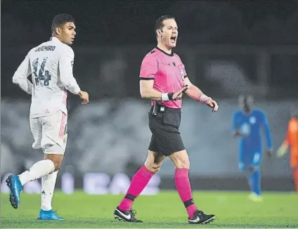  ?? FOTO: GETTY ?? El neerlandés Danny Makkelie no sancionó una falta previa de Casemiro sobre Azpilicuet­a en el 1-1 que anotó Karim Benzema
