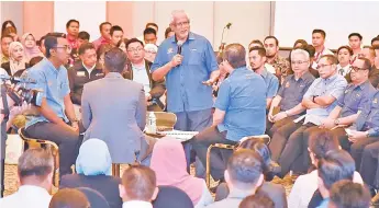  ??  ?? Mahfuz (centre) speaking at the Town Hall Session with the Sabah Ministry of Human Resources at Tabung Haji Convention Centre yesterday.