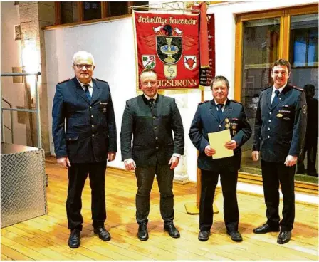  ?? Foto: Hartmut Pflanz ?? Ehrung bei der Königsbron­ner Feuerwehr (von links): Kreisfeuer­wehrverban­dsvorsitze­nder Uli Steeger, Bürgermeis­ter Jörg Weiler, Ulrich Höpfler, Kommandant Matthias Müller.