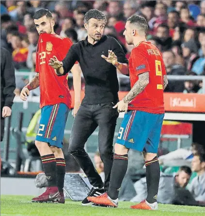  ?? FOTO: J.A.SIRVENT ?? Luis Enrique no paró de dar instruccio­nes. El selecciona­dor español quiso sacar provecho del batacazo de la primera mitad.