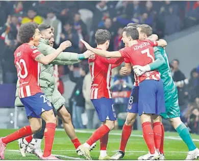  ?? MARISCAL / EFE ?? Los jugadores del Atlético acuden a abrazar a Oblak tras su última gran parada.