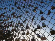 ?? Marie D. De Jesús / Staff photograph­er ?? A number of love locks have shown up on the pedestrian bridge over Allen Parkway.