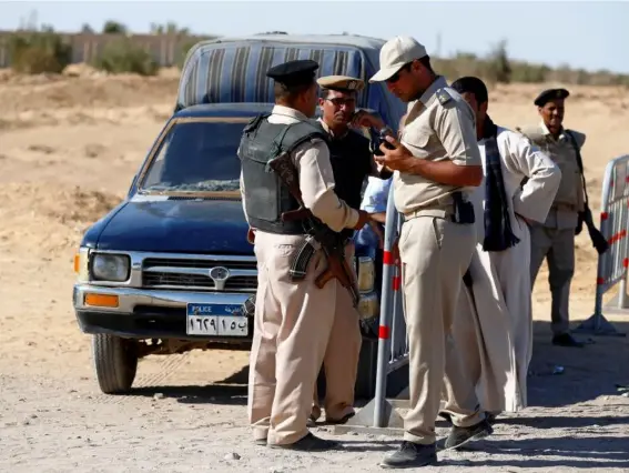  ?? (Reuters) ?? Security guards near the site of the bus attack in Minya on Friday