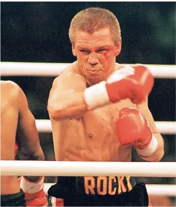  ?? FOTO: IMAGO ?? Profiboxer Graciano „Rocky“Rocchigian­i schlägt im Kampf einen rechten Haken.