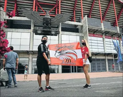  ?? ARMANDO FRANCA / AP ?? Seguidors austríacs del Bayern Munic, ahir davant la porta de l’estadi del Benfica