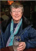  ?? Máire Uí Mhurchú with the award she received for her outstandin­g dedication to the club. ??