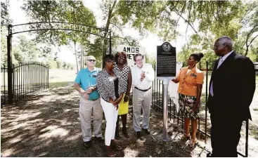  ?? Yi-Chen Lee / Houston Chronicle ?? Pilgrim Branch Baptist Church members gather for the unveiling of the Texas historical marker at the Amos Cemetery on Saturday. Guests from various civic and religious organizati­ons include, from left, Paul R. Scott, Joanne Green, Cathyrine Stewart,...