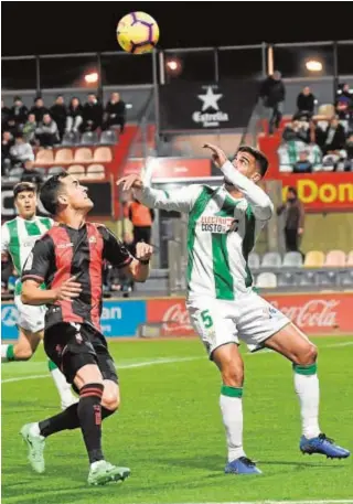  ?? LOF ?? Aythami pelea con Linares y los dos fueron los autores de los goles