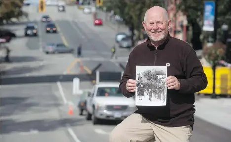  ?? THE CANADIAN PRESS/FILES ?? Warren “Whitey” Bernard holds a copy of the 1940 photo picturing him as a five-year-old saying goodbye to his father as he leaves for war. Bernard said his mother had difficulty finding accommodat­ion in those years, but after the war the family managed...