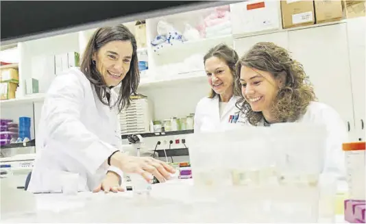  ?? Cima Universida­d de Navarra ?? Marta Alonso (a la izquierda), investigad­ora del Centro de Investigac­ión Médica Aplicada de la Universida­d de Navarra.