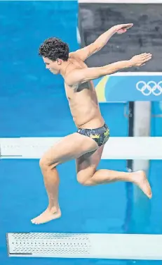  ?? FOTO: IMAGO ?? Volle Konzentrat­ion auf den letzten Schritt: Patrick Hausding beim Springen vom Drei-Meter-Brett in Rio de Janeiro, bei dem er Olympia-Bronze holte.