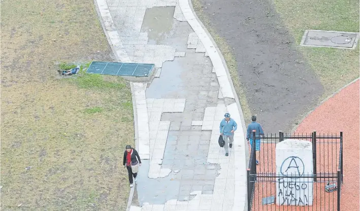  ?? SILVANA BOEMO ?? Desastre. Así se veía un sector de la Plaza ayer a la tarde, a 24 horas de los incidentes: baldosas y monumentos destrozado­s. Lo mismo pasó con los bancos y el césped.