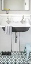  ?? DESIGNSTOR­MS/HOUZZ ?? Trough and bucket sinks can help create a rustic esthetic and maximize minimal space.