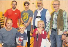  ?? FOTO: METZGER/PRIVAT ?? Bei der Siegerehru­ng (von links, erste Reihe): der kleine Mats Holstein mit seinem Vater, Janica Marquardt auch mit Vater (ganz rechts); (zweite Reihe, von links): Vorstand Matthias Metzger, Johannes Fritz aus Bingen und Emil Kopp aus Grüningen.