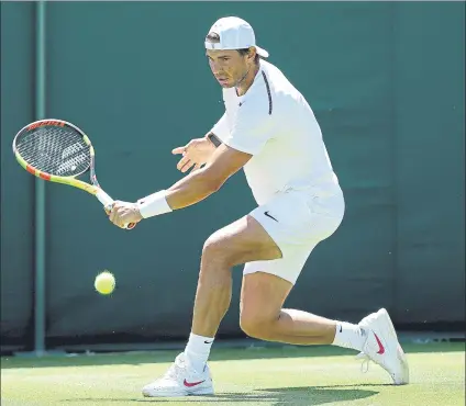  ?? FOTO: GETTY ?? Rafa Nadal, entrenando ayer en el All England Club, que abre sus puertas mañana para una nueva edición del torneo de Wimbledon