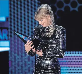  ?? MATT SAYLES INVISION/THE ASSOCIATED PRESS ?? Taylor Swift accepts the award for artist of the year at the American Music Awards on Tuesday.