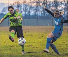  ?? SZ-ARCHIVFOTO: MAS ?? Zum zweiten Mal stehen sich in der Landesliga die SG Altheim (Angela Hospach, r.) und der SV Granheim (Tatjana Kopp, l.) gegenüber. In der Vorrunde setzte sich die SGA in Granheim knapp durch.