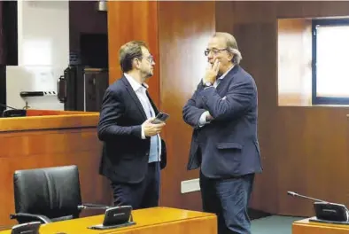  ?? MIGUEL ÁNGEL GRACIA ?? Fernando Ledesma, presidente de la comisión, con Carlos Pérez Anadón, portavoz del PSOE en la investigac­ión.