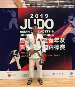  ??  ?? CHINO Sy Tancontian winning in the Asia Cadet and Junior Judo Championsh­ip