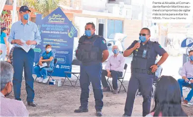  ?? Fotos: Omar G Ramírez ?? Frente al Alcalde, el Comandante Ramón Martínez asume el compromiso de vigilar más la zona para evitar los robos. /