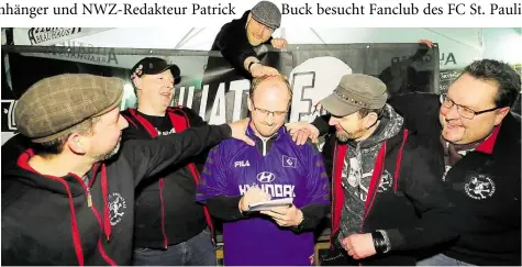  ?? BILD: MARTIN REMMERS ?? Mitleidige­s Schulterkl­opfen: Mehr als das hatte Ð-Redakteur Patrick Buck (im HSV-Trikot) von den St. Pauli Fans (von links) Joe, Jo, Jakob, Marco und Olli wohl auch nicht verdient.