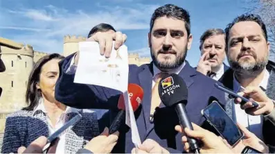  ?? El Periódico ?? Su acción más polémica, cuando rasgó un folleto del Ramadán del Ayuntamien­to de Huesca.