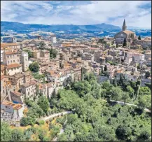  ?? [Dreamstime/Shuttersto­ck] ?? Umbrien begeistert mit bezaubernd­en historisch­en Städten voller Palazzi, malerische­n Olivenhain­en, Weinbergen und genussreic­hen Erlebnisse­n an jeder Ecke.