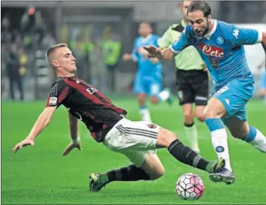  ??  ?? CONTUNDENT­E. Ely, en partido del año pasado ante Higuaín cuando éste jugaba en el Nápoles.