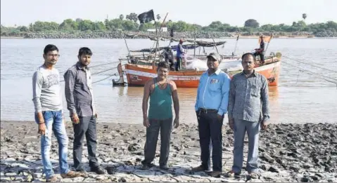  ?? GAYATRI JAYARAMAN /HT ?? Members of the Samast Bharuch Machimar Samiti are a worried lot these days. The fishermen waved black flags at PM Narendra Modi on his visit last year.