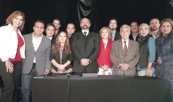  ??  ?? Elías Miguel Moreno Brizuela (al centro) anunció el frente Con AMLO Unidos Podemos, que reúne a ex militantes del PRD, PAN, PRI y empresario­s con la finalidad de impulsar la candidatur­a de López Obrador a la Presidenci­a.