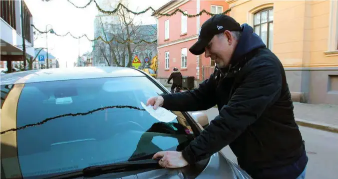  ?? FOTO: KJETIL REITE ?? Steinar Gilje Antonsen hadde ikke fått med seg at det var innført parkerings­avgift for elbilene. Men den første dagen med parkerings­avgift, slapp han likevel unna med en advarsel. Neste gang kan det bli bot på 600.