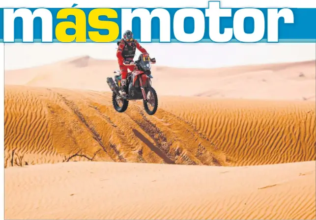  ??  ?? El castellone­nse Joan Barreda salta sobre una duna con su Honda durante la sexta etapa del Dakar 2021, que discurrió entre las localidade­s de Qaisumah y Hail.
