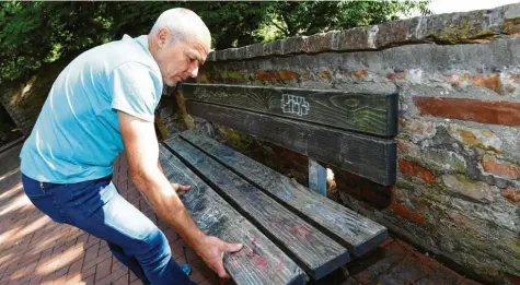  ?? Foto: Silvio Wyszengrad ?? Sitzt, passt und hält noch eine Zeitlang – trotz der Schmierere­ien: Franz Lernhard vom Amt für Grünordnun­g überprüft eine Bank in den Rote-Torwall-Anlagen. Viele Sitzgelege­nheiten werden zerkratzt, verbrannt oder anderweiti­g beschädigt. Die Stadt kommt das teuer.