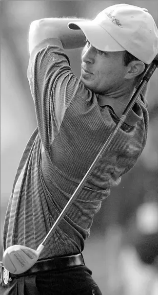  ?? JONATHAN ERNST / REUTERS ?? Mike Weir hopes his troubled game comes together tomorrow when he tees off in the Presidents Cup. The Canadian watches his approach shot on the sixth fairway in Lake Manassas, Va, yesterday.