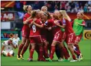  ?? FOTO: AFPLEHTIKU­VA / TOBIAS SCHWARZ ?? DANSKT FIRANDE. Danmark går vidare till semifinal efter en fin vändning mot Tyskland.